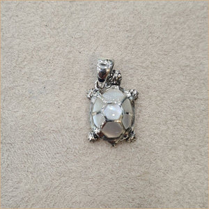 Pendentif tortue en nacre blanche "PN1111.W"