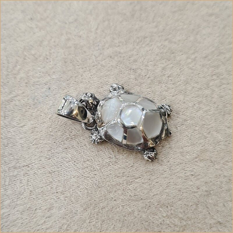 Pendentif tortue en nacre blanche "PN1111.W"