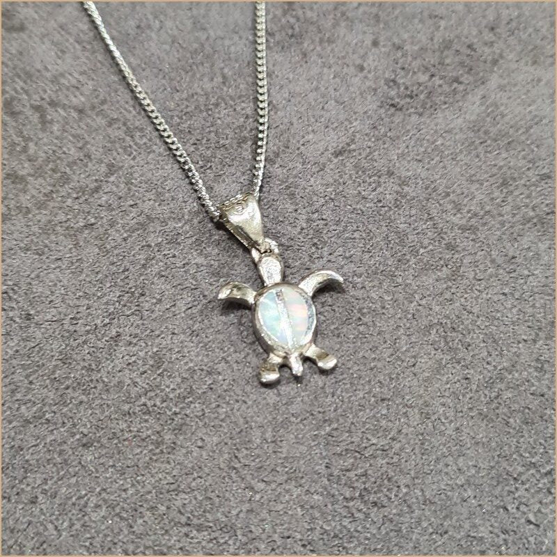 Pendentif tortue opaline blanche "POT50.W"