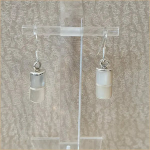 Boucles d'oreilles pendantes cylindriques en nacre blanche "EN1097.W"