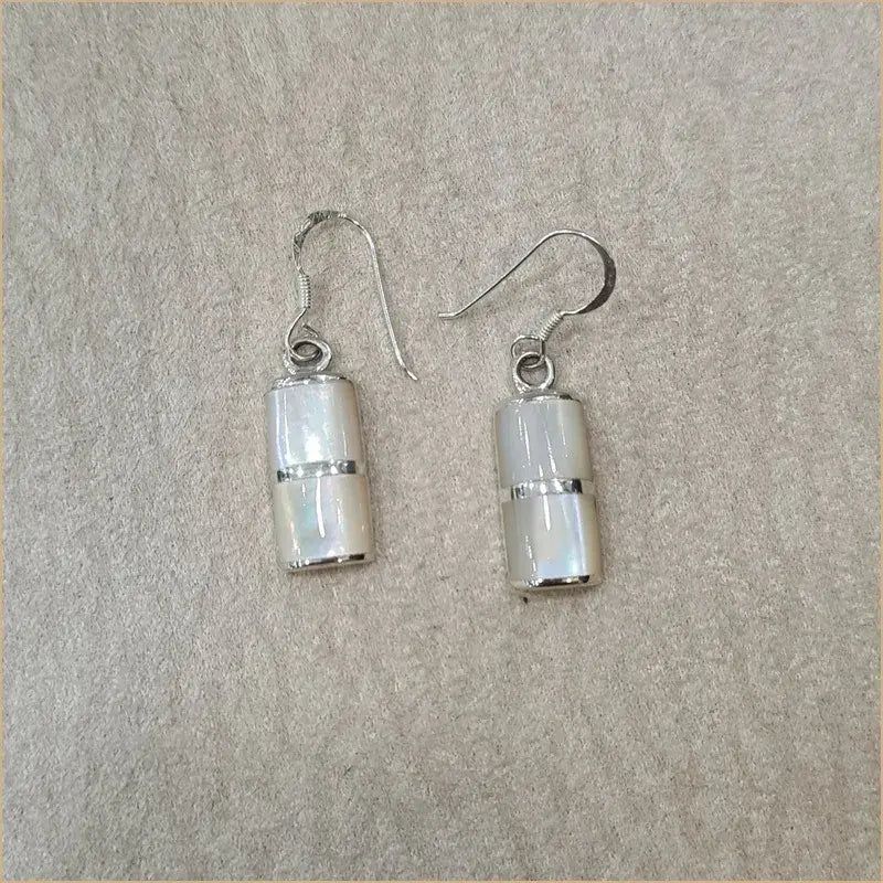 Boucles d'oreilles pendantes cylindriques en nacre blanche "EN1097.W"