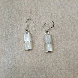 Boucles d'oreilles pendantes cylindriques en nacre blanche "EN1097.W"