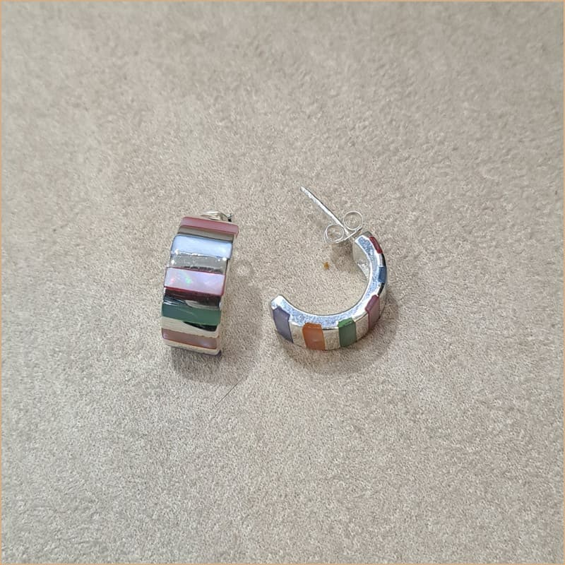 Boucles d’oreilles demi créoles en nacre multicolore “EN1126.M”