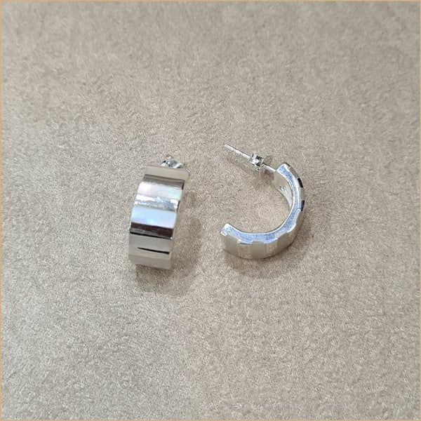 Boucles d’oreilles demi créoles en nacre blanche “EN1126.W”