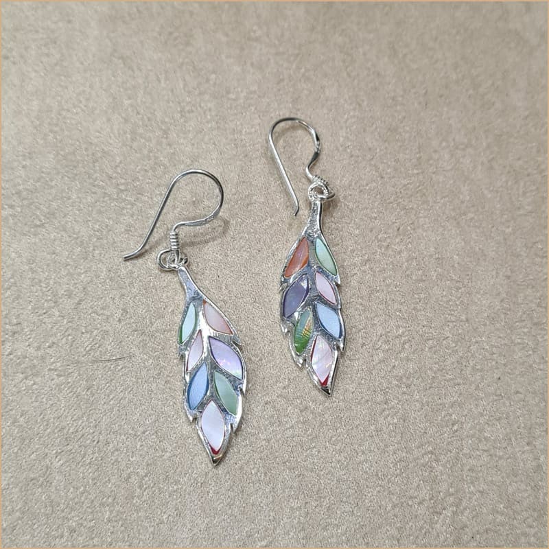 Boucles d’oreilles plumes en nacre multicolore “EN1128.M”