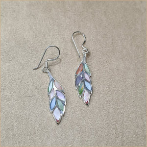 Boucles d’oreilles plumes en nacre multicolore “EN1128.M”