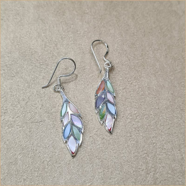 Boucles d’oreilles plumes en nacre multicolore “EN1128.M”