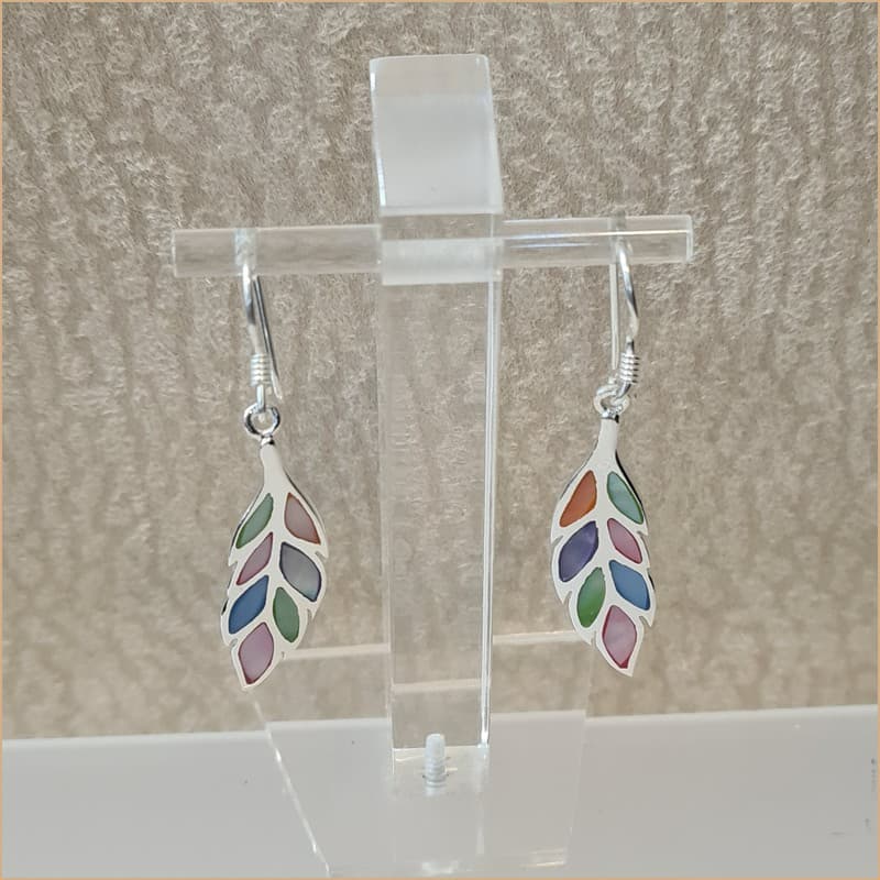 Boucles d’oreilles plumes en nacre multicolore “EN1128.M”