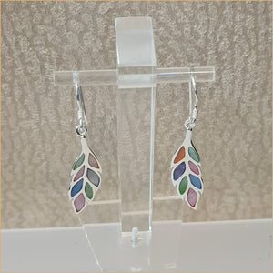 Boucles d’oreilles plumes en nacre multicolore “EN1128.M”