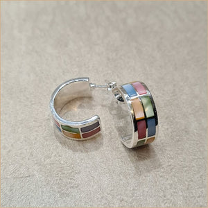 Boucles d’oreilles demi créoles en nacre multicolore “EN1129.M”