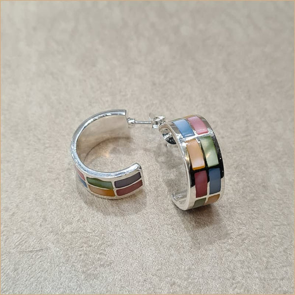 Boucles d’oreilles demi créoles en nacre multicolore “EN1129.M”