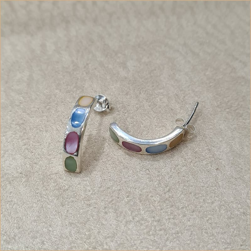 Boucles d’oreilles demi créoles en nacre multicolore “EN1131.M”
