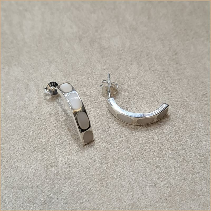 Boucles d’oreilles demi créoles en nacre blanche “EN1131.W”