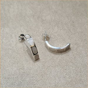 Boucles d’oreilles demi créoles en nacre blanche “EN1131.W”