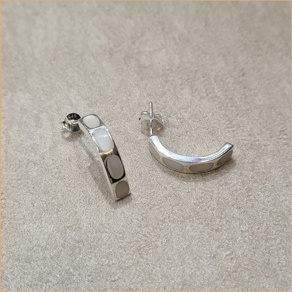 Boucles d’oreilles demi créoles en nacre blanche “EN1131.W”