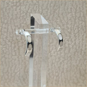 Boucles d’oreilles demi créoles en nacre blanche “EN1131.W”