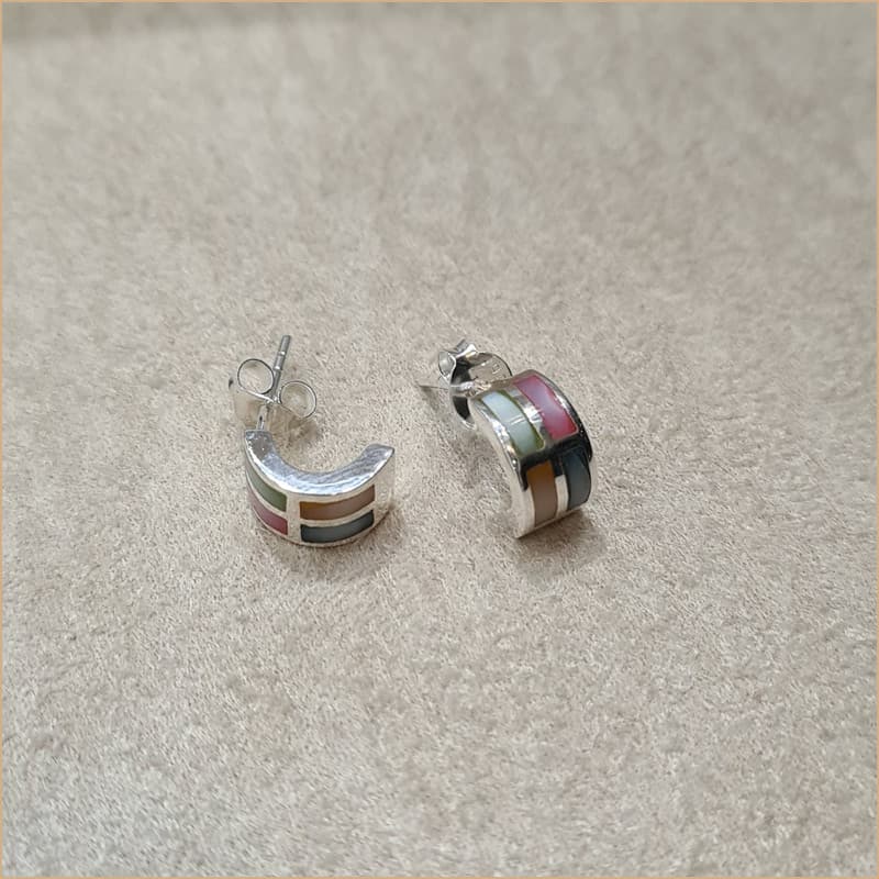 Boucles d’oreilles demi créoles en nacre multicolore “EN1132.M”