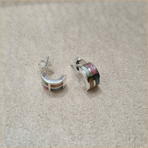 Boucles d’oreilles demi créoles en nacre multicolore “EN1132.M”