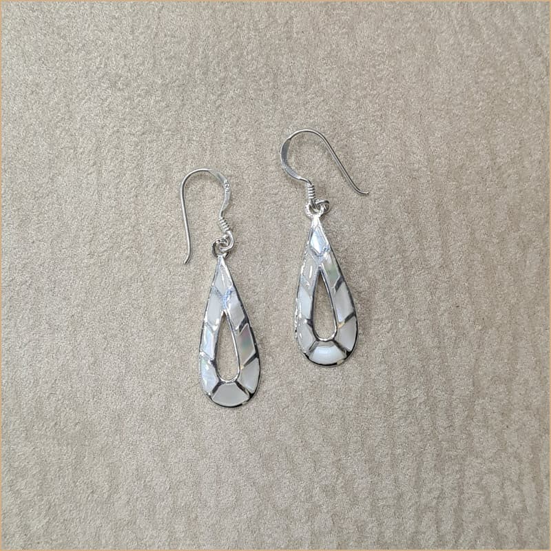 Boucles d’oreilles gouttes en nacre blanche “EN1134.W”