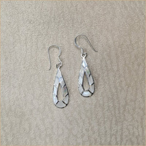 Boucles d’oreilles gouttes en nacre blanche “EN1134.W”