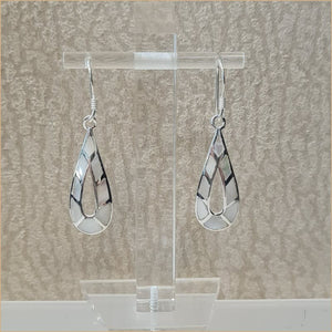 Boucles d’oreilles gouttes en nacre blanche “EN1134.W”