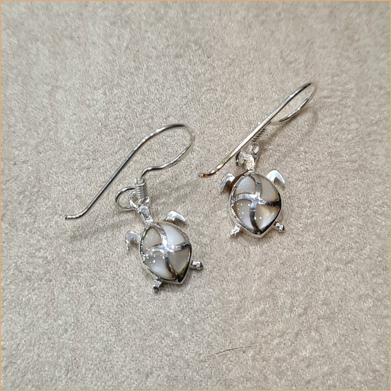 Boucles d’oreilles tortue en nacre blanche “EN1135.W”