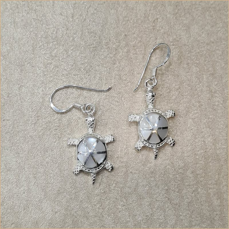 Boucles d’oreilles tortue en nacre blanche “EN1136.W”