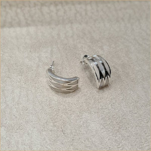 Boucles d’oreilles demi créoles en nacre blanche “EN1137.W”