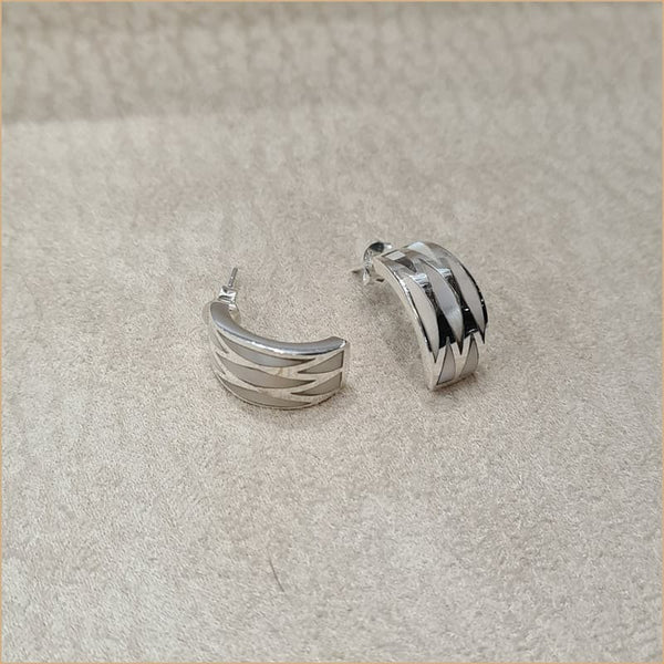 Boucles d’oreilles demi créoles en nacre blanche “EN1137.W”