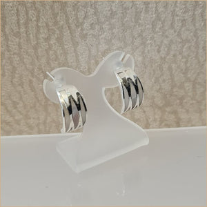 Boucles d’oreilles demi créoles en nacre blanche “EN1137.W”