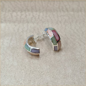 Boucles d’oreilles demi créoles en nacre multicolore “EN1138.M”