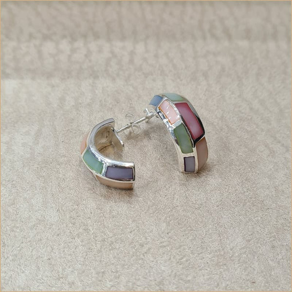 Boucles d’oreilles demi créoles en nacre multicolore “EN1138.M”