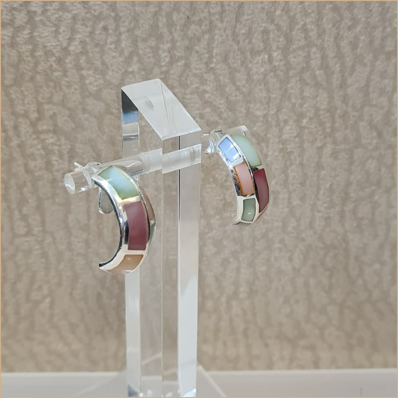 Boucles d’oreilles demi créoles en nacre multicolore “EN1138.M”