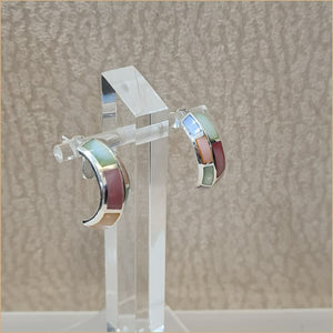 Boucles d’oreilles demi créoles en nacre multicolore “EN1138.M”