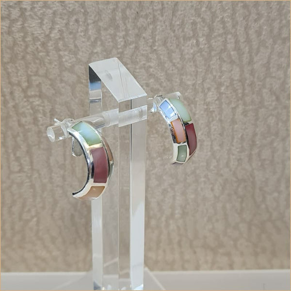 Boucles d’oreilles demi créoles en nacre multicolore “EN1138.M”