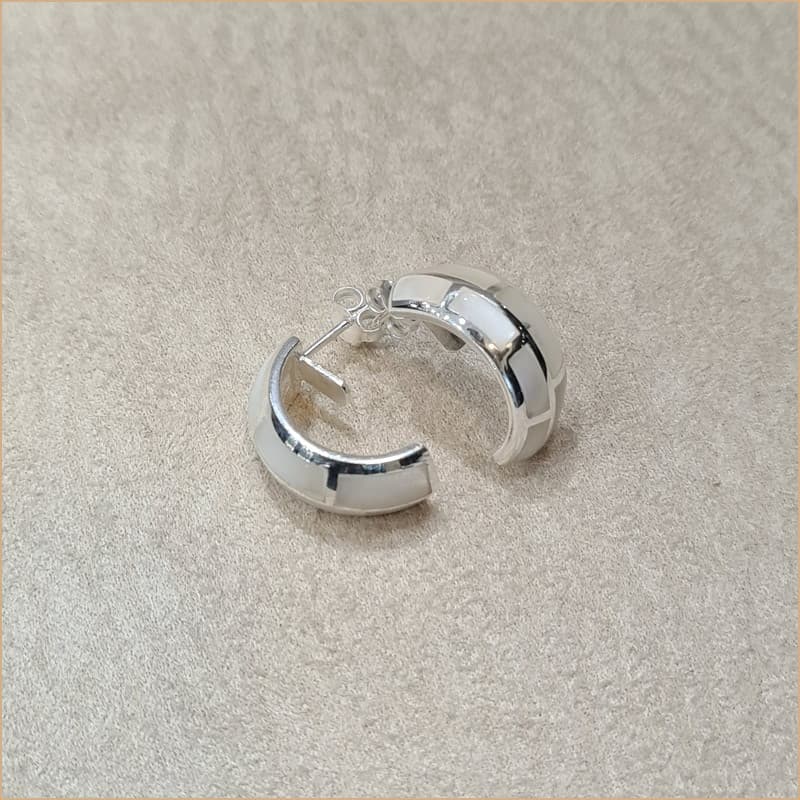 Boucles d’oreilles demi créoles en nacre blanche “EN1138.W”