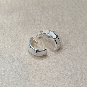 Boucles d’oreilles demi créoles en nacre blanche “EN1138.W”