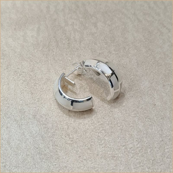 Boucles d’oreilles demi créoles en nacre blanche “EN1138.W”