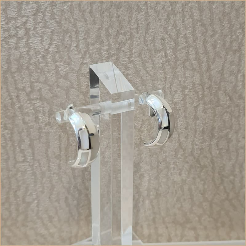 Boucles d’oreilles demi créoles en nacre blanche “EN1138.W”