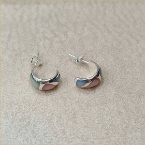 Boucles d’oreilles demi créoles en nacre multicolore “EN1139.M”