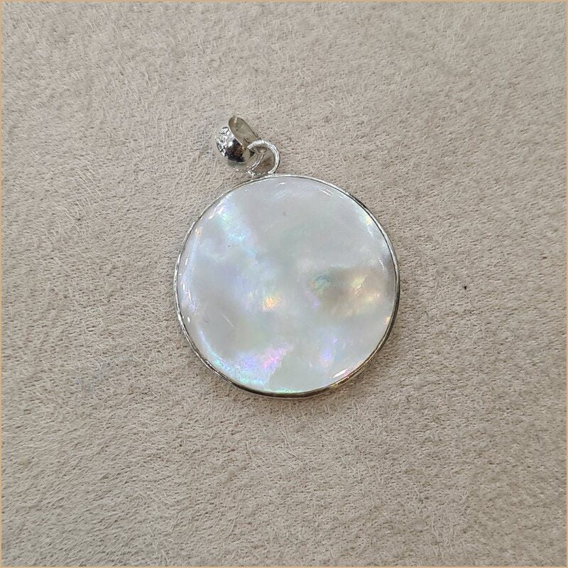 Pendentif recto verso nacre blanche gravé d’un arbre de vie “PN1080.W”