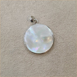 Pendentif recto verso nacre blanche gravé d’un arbre de vie “PN1080.W”