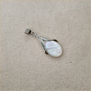 Pendentif en goutte en nacre blanche “PN1082.W”