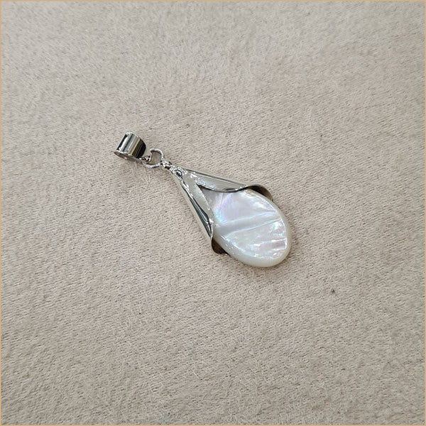 Pendentif en goutte en nacre blanche “PN1082.W”