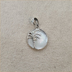Pendentif recto verso en nacre blanche gravé d’un palmier “PN1083.W”