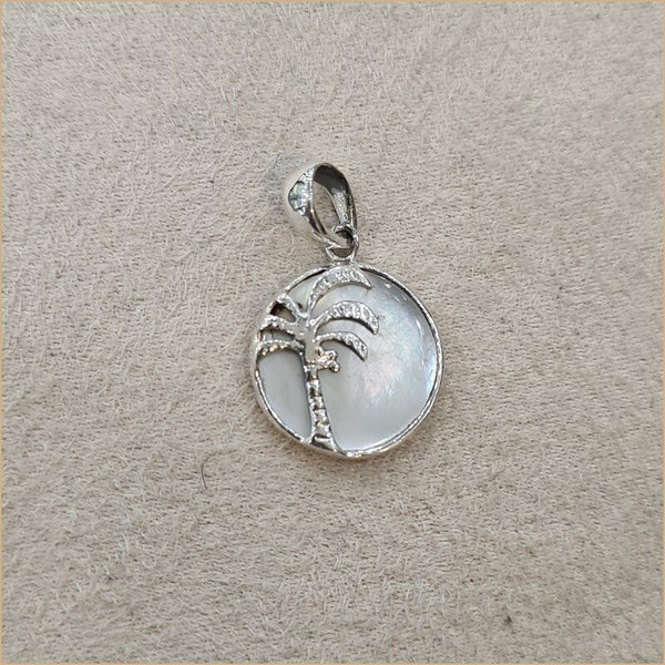 Pendentif recto verso en nacre blanche gravé d’un palmier “PN1083.W”