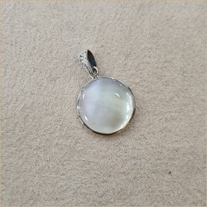 Pendentif recto verso en nacre blanche gravé d’un palmier “PN1083.W”