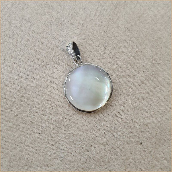 Pendentif recto verso en nacre blanche gravé d’un palmier “PN1083.W”