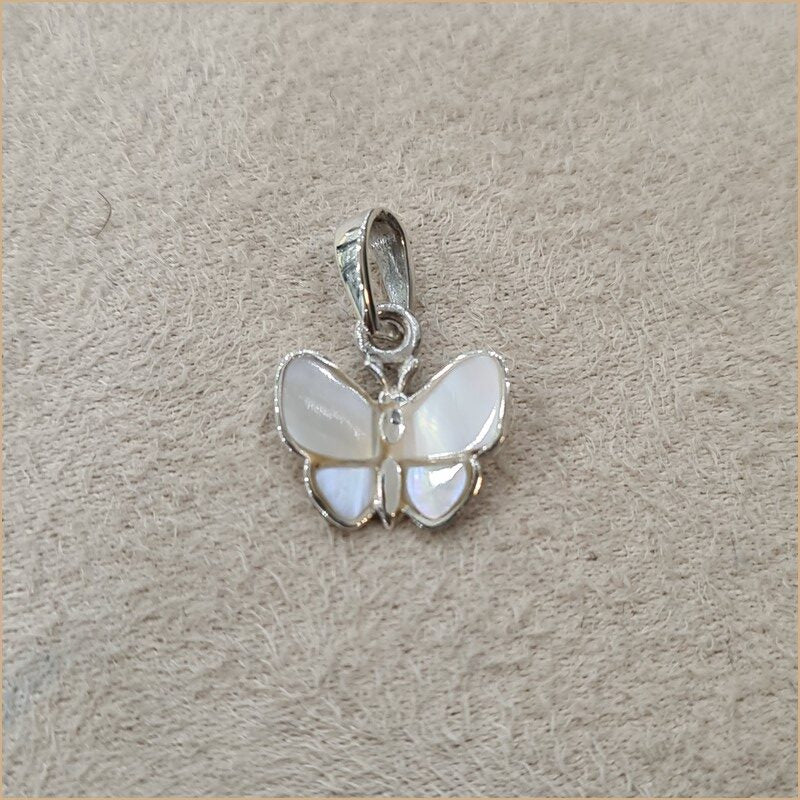 Pendentif papillon en nacre blanche “PN1097.W”