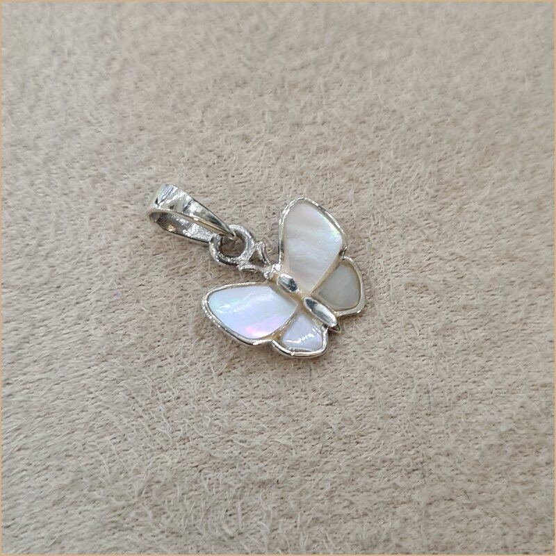 Pendentif papillon en nacre blanche “PN1097.W”